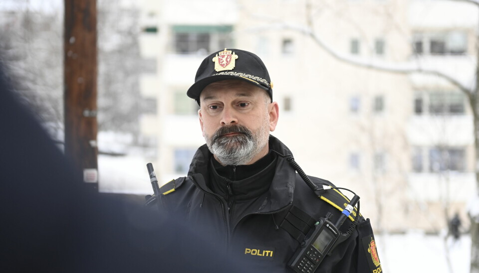 Innsatsleder Svend Bjelland prater med pressen etter at en person er erklært død etter å ha havnet under en traktor med snøfreser på Hovseter.