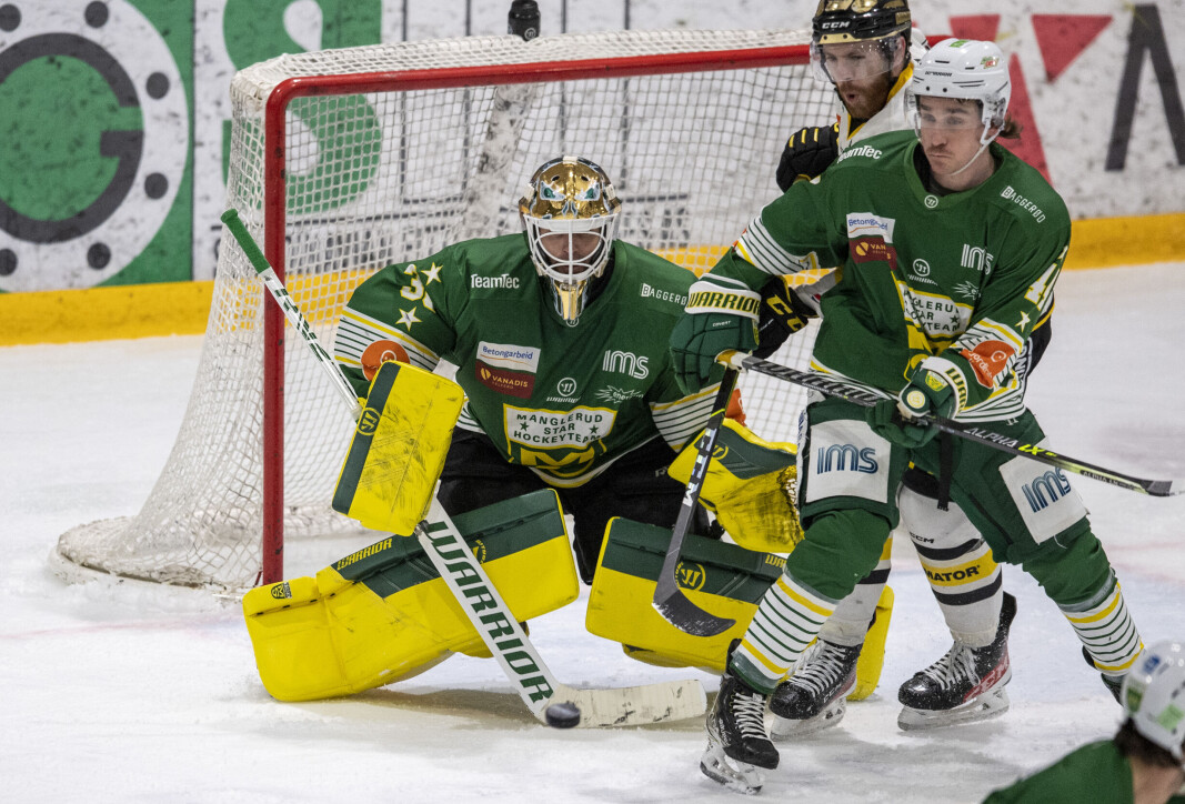 MS-målvakt Lars Haugen måtte plukke tre pucker ut av eget nett i oppgjøret mot Stavanger Oilers. MS-målvakt Lars Haugen måtte plukke tre pucker ut av eget nett i oppgjøret mot Stavanger Oilers.