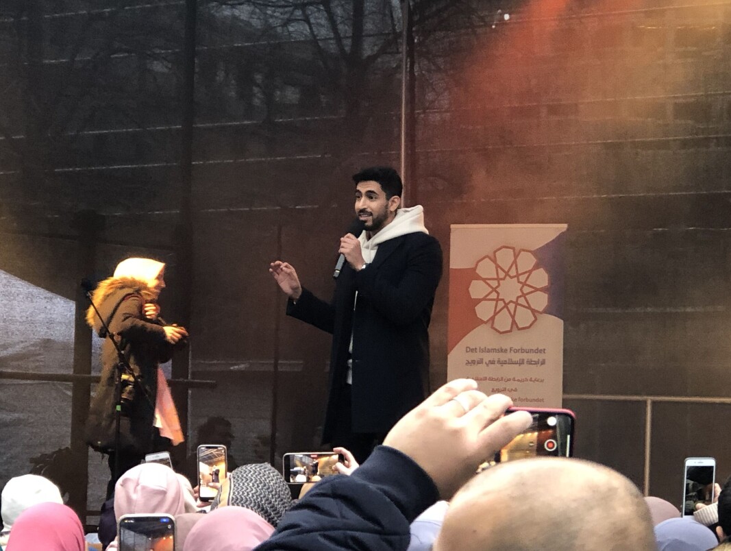 Det er en stor opplevelse for mange å få være på konsert med Humood AlKhudher på Arbeidersamfunnets plass mellom Calmeyersgate og Torggata bad denne lørdagen. Det er en stor opplevelse for mange å få være på konsert med Humood AlKhudher på Arbeidersamfunnets plass mellom Calmeyersgate og Torggata bad denne lørdagen.