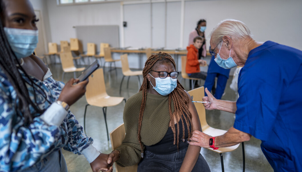 Nå kan alle voksne i byen ta drop in-vaksiner. De mellom 18-44 kan få gjort det på Stovner. Her Victoria Owusu (t.h.) og Isatu Mbye på Holtet. Nå kan alle voksne i byen ta drop in-vaksiner. De mellom 18-44 kan få gjort det på Stovner. Her Victoria Owusu (t.h.) og Isatu Mbye på Holtet.