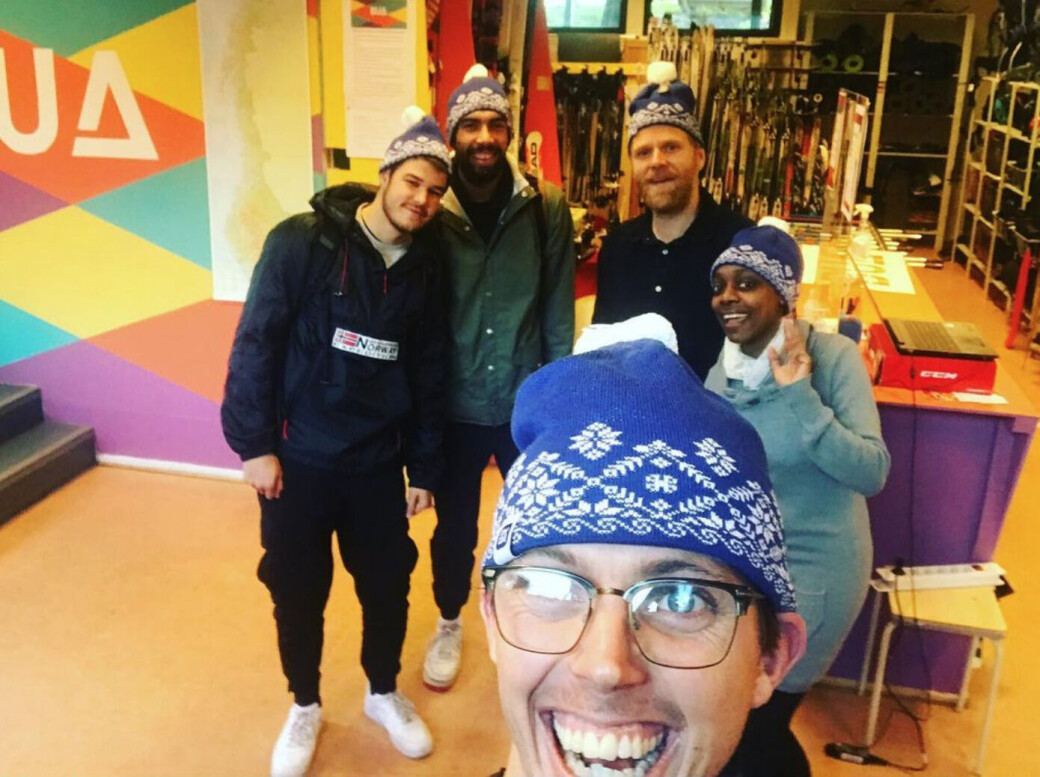 Daglig leder Shannon Luke Nagy tar selfie av to kunder (t.v.), den forrige sjefen Halvor Lie og Anne Wanderi, en av de frivillige som har jobbet i Bua Sagene lengst. Daglig leder Shannon Luke Nagy tar selfie av to kunder (t.v.), den forrige sjefen Halvor Lie og Anne Wanderi, en av de frivillige som har jobbet i Bua Sagene lengst.