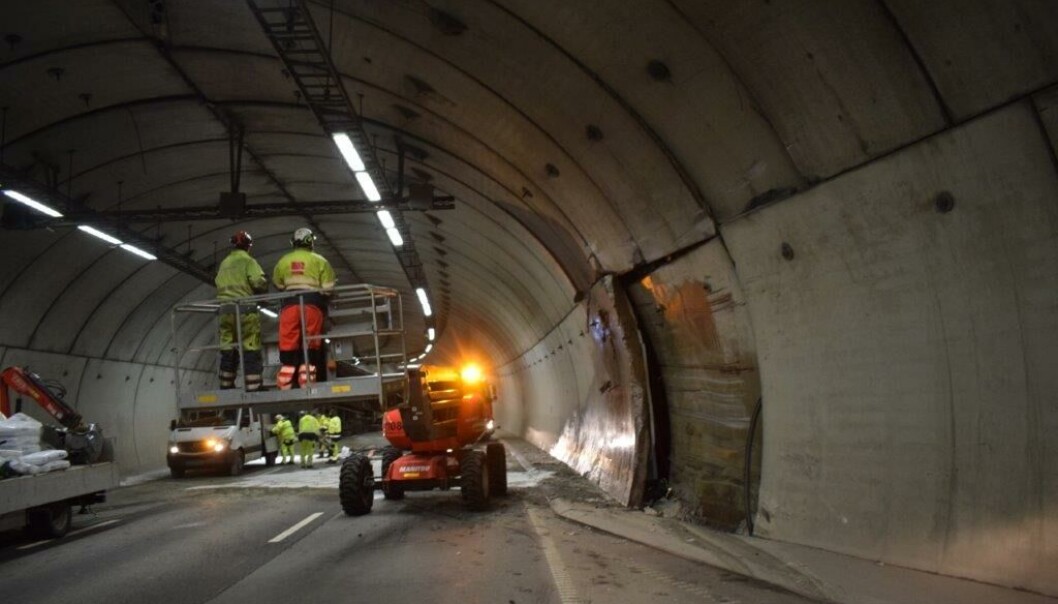 Både vegg- og takelementer i Lørentunnelens vestgående løp ble skadet i betongbilvelten før jul, skader som også påvirker det elektriske anlegget og brannsikringen. Både vegg- og takelementer i Lørentunnelens vestgående løp ble skadet i betongbilvelten før jul, skader som også påvirker det elektriske anlegget og brannsikringen.