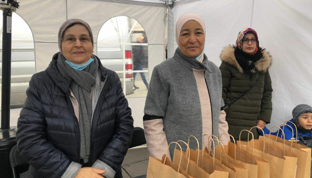 Zahra khemiri og Havna Neji leverte gaver til deltakerne under mangfoldsfestivalen til Det islamske forbund, i Rabita-moskeen.