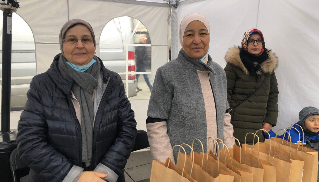 Zahra khemiri og Havna Neji leverte gaver til deltakerne under mangfoldsfestivalen til Det islamske forbund, i Rabita-moskeen. Zahra khemiri og Havna Neji leverte gaver til deltakerne under mangfoldsfestivalen til Det islamske forbund, i Rabita-moskeen.