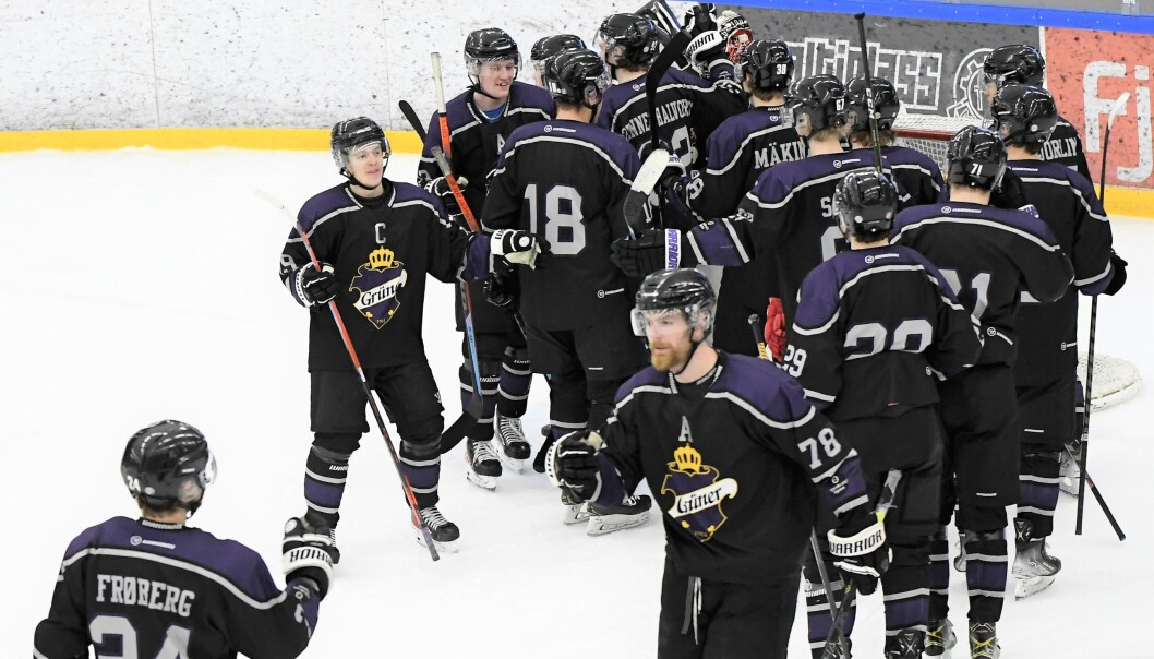 Så glad blir du når du har vunnet første hockeymatch på nesten tre måneder. Så glad blir du når du har vunnet første hockeymatch på nesten tre måneder.
