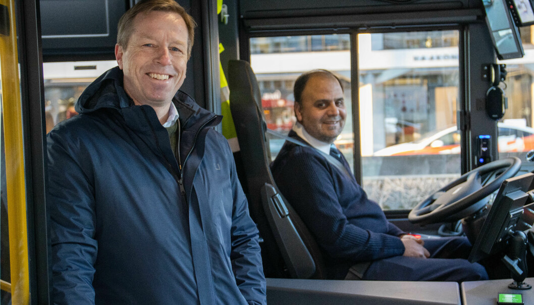 Det er Norgesbuss som skal kjøre de nye elbussene i Oslo sør. Her med direktør Atle Rønning og bussjåfør Amin Muhammad.