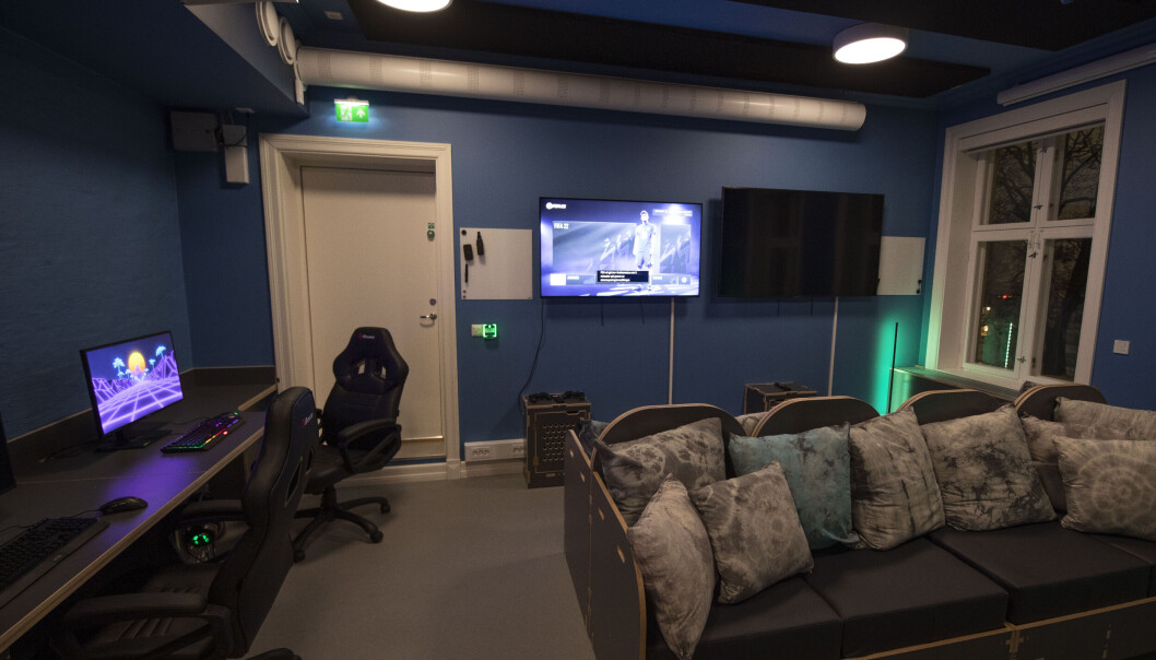 Gamingrom, som her. Syrom, rom for dans, rom for fortrolighet, rom for boksing, lydstudio og musikkrom. Huset på haugen har det meste. Alle rom lekkert malt og med egenproduserte møbler. Gamingrom, som her. Syrom, rom for dans, rom for fortrolighet, rom for boksing, lydstudio og musikkrom. Huset på haugen har det meste. Alle rom lekkert malt og med egenproduserte møbler.