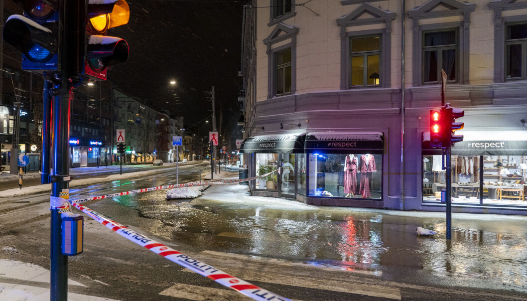 Stor vannlekkasje i Majorstukrysset. Vannet rant nedover i retning Frogner og hadde like etter 04-tiden i natt nådd helt ned til Gyldenløves gate. Stor vannlekkasje i Majorstukrysset. Vannet rant nedover i retning Frogner og hadde like etter 04-tiden i natt nådd helt ned til Gyldenløves gate.