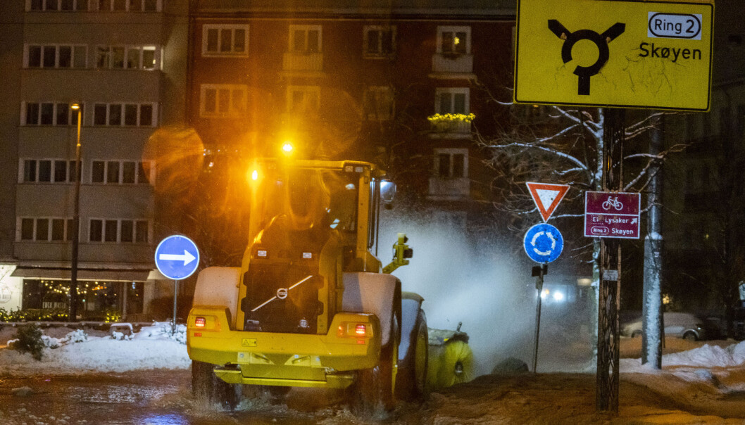 — Vannet fryser på bakken, og det blir jo skøyteis dette, sier operasjonsleder Vidar Pedersen i politiet. — Vannet fryser på bakken, og det blir jo skøyteis dette, sier operasjonsleder Vidar Pedersen i politiet.