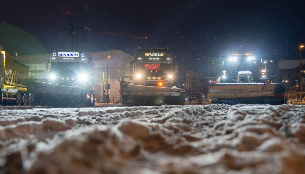 Selv om brytemannskaper i natt jobbet med å fjerne snøen i Oslo ble det trafikkproblemer. Selv om brytemannskaper i natt jobbet med å fjerne snøen i Oslo ble det trafikkproblemer.