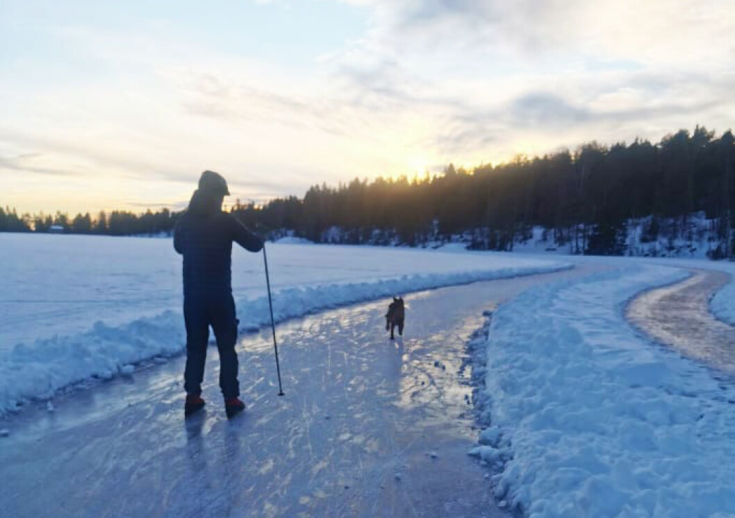 Også på Steinbruvann kan folk gå til fots ved siden av skøytebanen. Også på Steinbruvann kan folk gå til fots ved siden av skøytebanen.