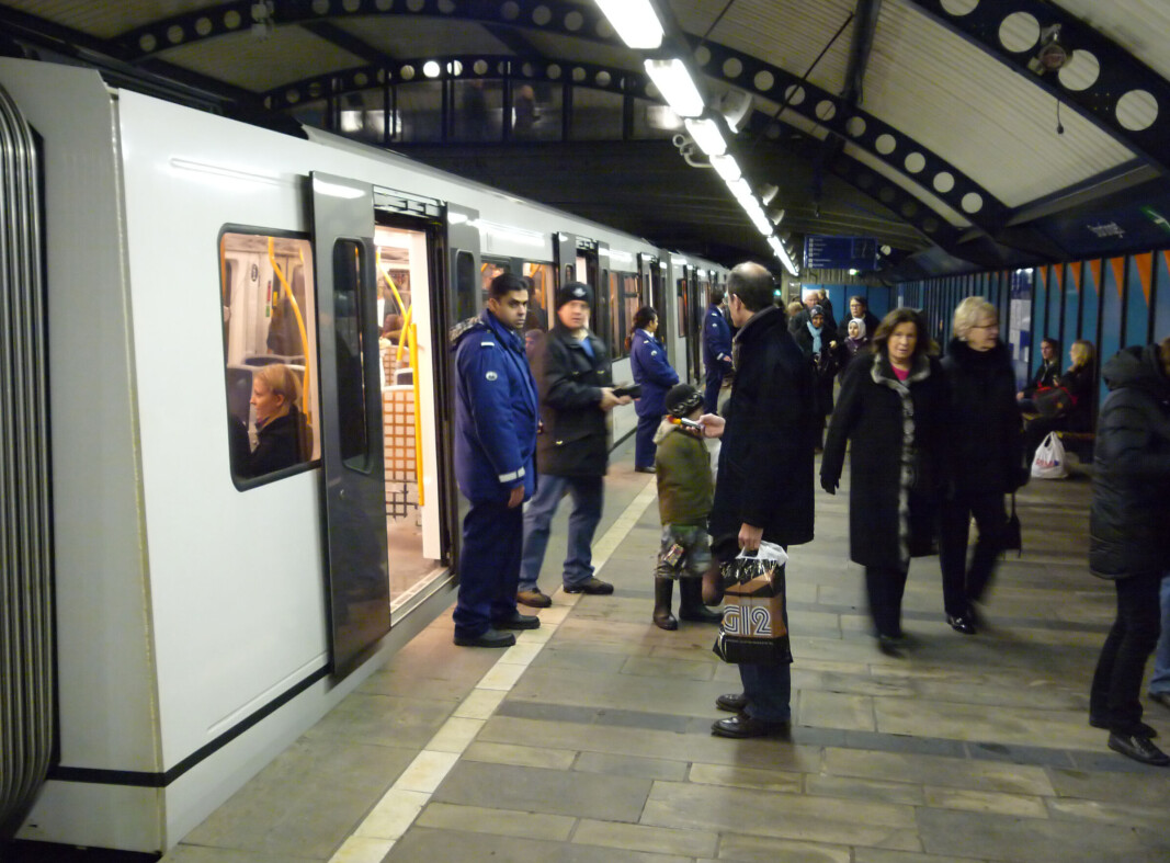 Sporveiens kontrollører i arbeid på Stortinget stasjon. Nå advarer kollektivselskapet mot falske kontrollører. Sporveiens kontrollører i arbeid på Stortinget stasjon. Nå advarer kollektivselskapet mot falske kontrollører.