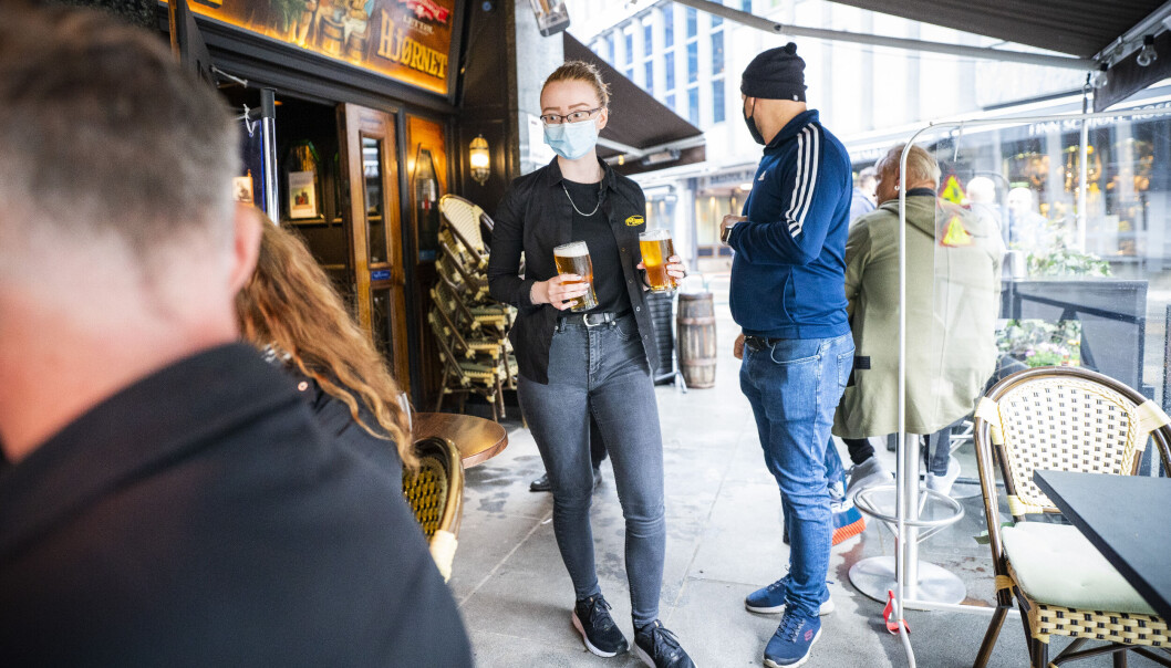 I mai i fjor fikk Oslos serveringssteder igjen skjenke alkohol etter seks måneder skjenkestans. Så kom ny nedstenging før jul. Da var det tredje gang med skjenkestans i hovedstaden siden koronapandemien startet. I mai i fjor fikk Oslos serveringssteder igjen skjenke alkohol etter seks måneder skjenkestans. Så kom ny nedstenging før jul. Da var det tredje gang med skjenkestans i hovedstaden siden koronapandemien startet.