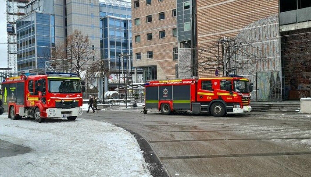 Brannbiler på plass like ved en nedgang til Jernbanetorget T-banestasjon. Røykutvikling førte til at stasjonen ble evakuert og stengt søndag ettermiddag.