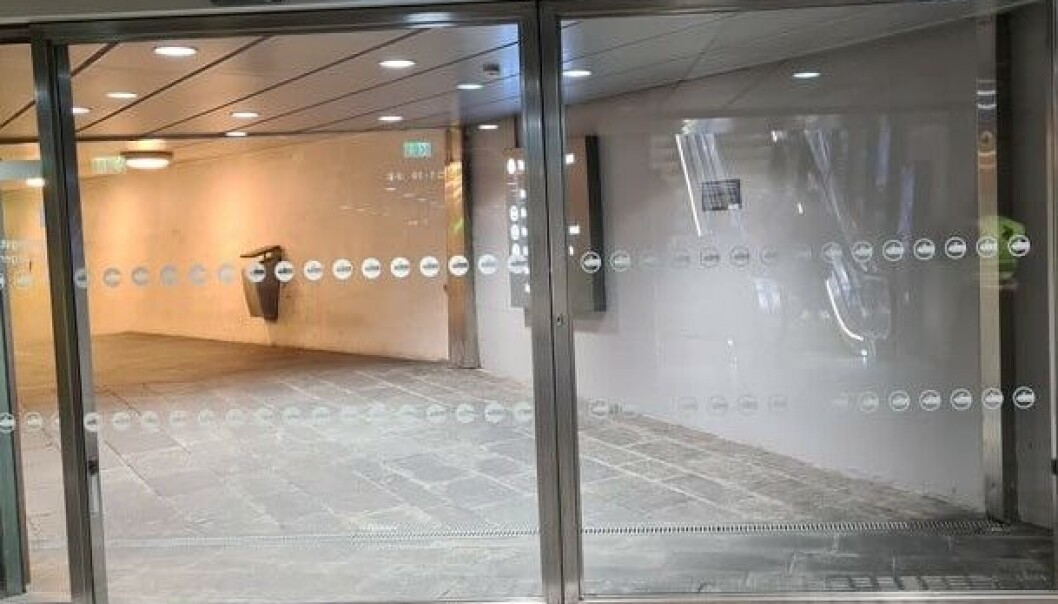 Dører ned fra Oslo S til Jernbanetorget T-banestasjon ble stengt etter evakueringen av alle passasjerer. Dører ned fra Oslo S til Jernbanetorget T-banestasjon ble stengt etter evakueringen av alle passasjerer.