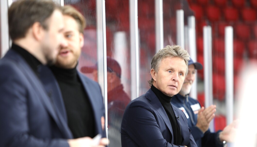 Vålerenga-trener Espen Shampo Knutsen hadde nok å tenke på under søndagens kamp. Vålerenga-trener Espen Shampo Knutsen hadde nok å tenke på under søndagens kamp.