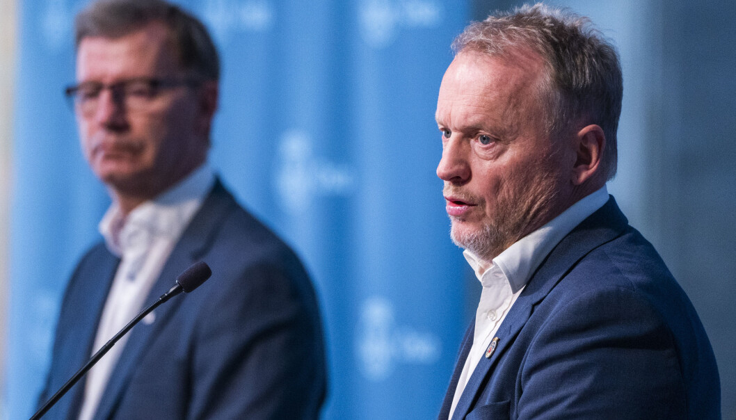 — Sjansen for at en frisk person i 20-årene med to vaksinedoser i kroppen skal bli alvorlig syk av korona, er forsvinnende liten mener helsebyråd Robert Steen (Ap) og byrådsleder Raymond Johansen (Ap). — Sjansen for at en frisk person i 20-årene med to vaksinedoser i kroppen skal bli alvorlig syk av korona, er forsvinnende liten mener helsebyråd Robert Steen (Ap) og byrådsleder Raymond Johansen (Ap).