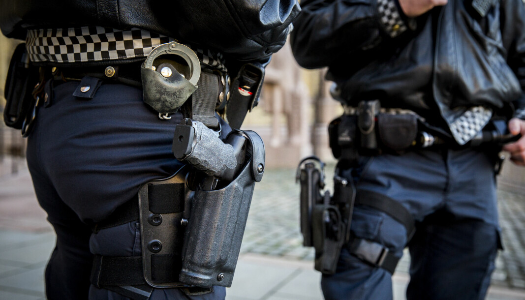 Bevæpnet politi var i søk etter en mann sett med pistol på Grønland søndag ettermiddag.