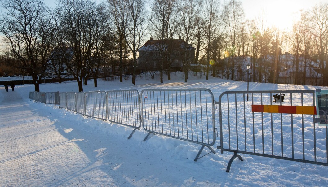 Dette midlertidige gjerdet er satt opp på erstatningsjordet. Et permanent gjerde er uaktuelt, opplyser bymiljøetaten. Dette midlertidige gjerdet er satt opp på erstatningsjordet. Et permanent gjerde er uaktuelt, opplyser bymiljøetaten.