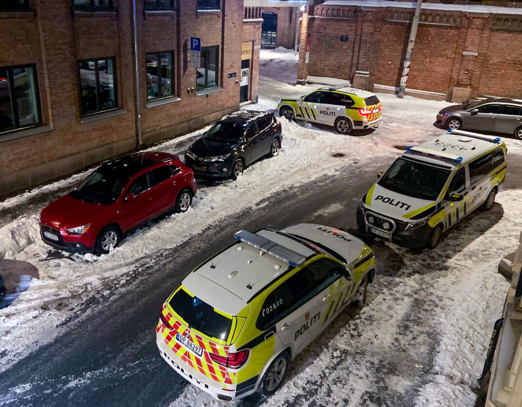 Flere politibiler parkert utenfor leiligheten i Fossveien på Grünerløkka, der politiet opplyser at en person er skadd av vådeskudd sent søndag kveld. Flere politibiler parkert utenfor leiligheten i Fossveien på Grünerløkka, der politiet opplyser at en person er skadd av vådeskudd sent søndag kveld.