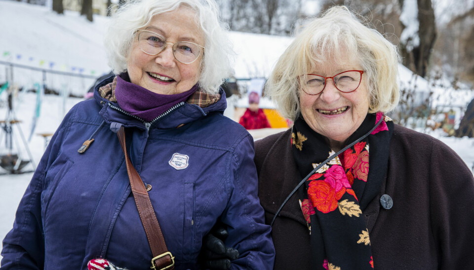 Naboene Liv Dietrichs (t.v) og Helga Arnesen er glad for at folk kan komme sammen og snakke sammen også på vinteren.