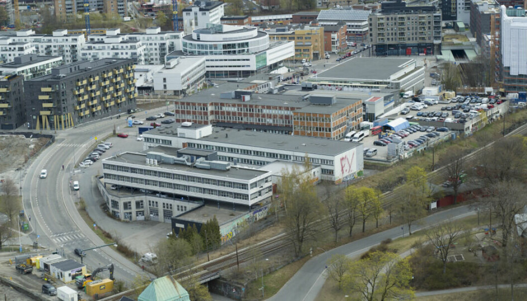 De hvite bygningene rett ved jernbanelinjen ligger på tomta der NRK skal bygge sitt nye hovedkontor på Ensjø. De hvite bygningene rett ved jernbanelinjen ligger på tomta der NRK skal bygge sitt nye hovedkontor på Ensjø.