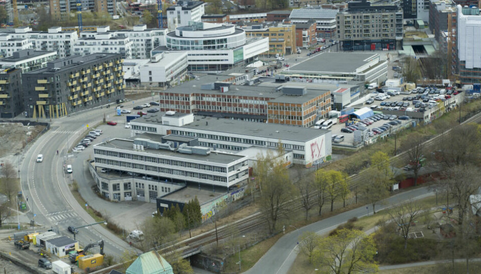 De hvite bygningene rett ved jernbanelinjen ligger på tomta der NRK skal bygge sitt nye hovedkontor på Ensjø.