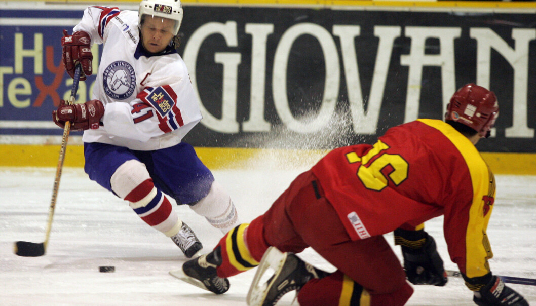 Norge gjorde kort prosess med Kina i OL-kvalifiseringskamp i 2004 og vant 16-2. Her Espen Shampo Knutsen (til venstre) og Xing Guo. Norge gjorde kort prosess med Kina i OL-kvalifiseringskamp i 2004 og vant 16-2. Her Espen Shampo Knutsen (til venstre) og Xing Guo.