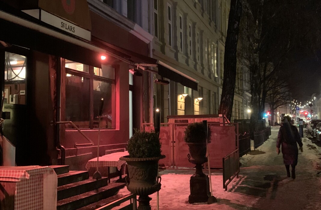 Det var folk rundt bordene og tente fakler på St. Lars i Thereses gate onsdag kveld. Det var folk rundt bordene og tente fakler på St. Lars i Thereses gate onsdag kveld.