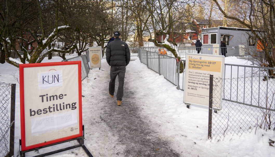 folk venter på å bli vaksinert ved teststasjonen på Adamstuen. folk venter på å bli vaksinert ved teststasjonen på Adamstuen.