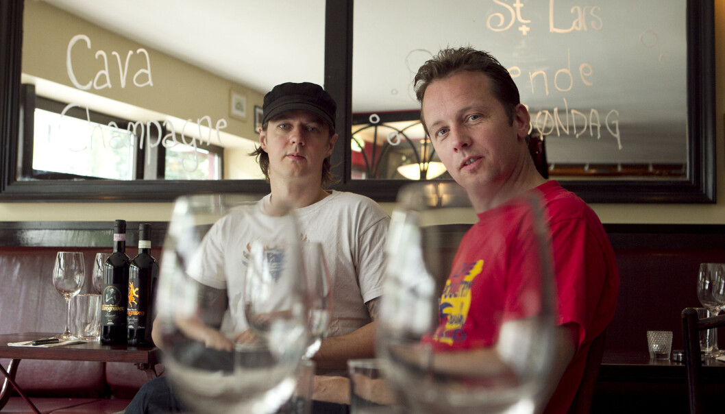 — Vi kan ikke bare sitte og vente på bedre tider, sier restauranteier Andreas Viestad (til h). Her med vinkjenner og musiker Sigurd Wongraven. — Vi kan ikke bare sitte og vente på bedre tider, sier restauranteier Andreas Viestad (til h). Her med vinkjenner og musiker Sigurd Wongraven.