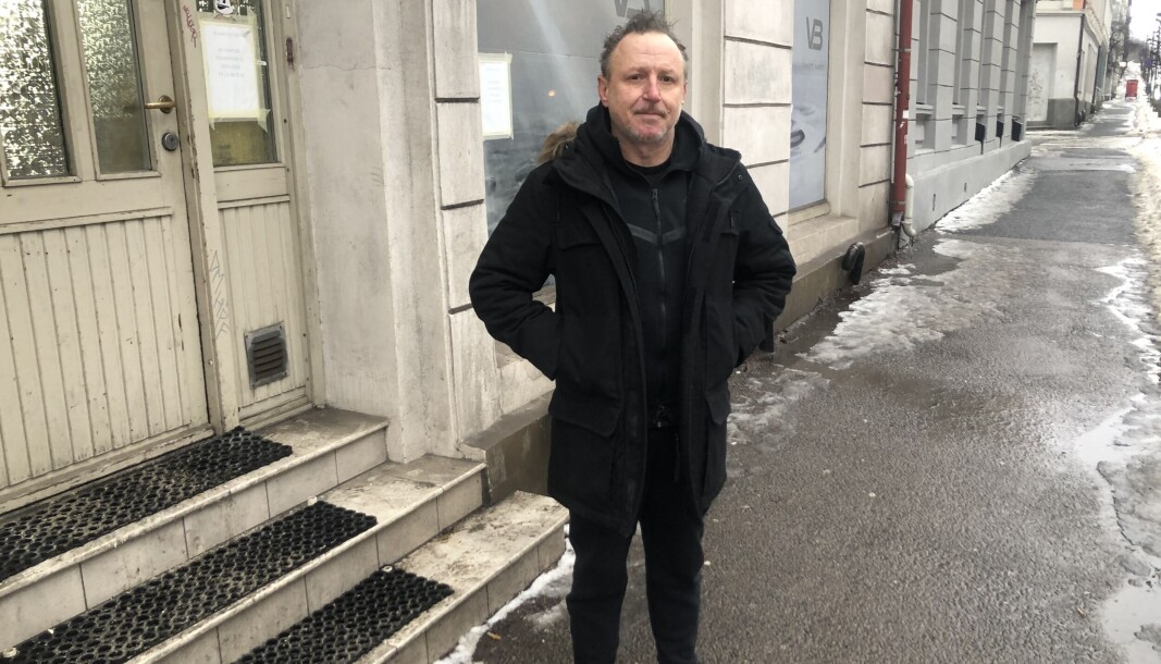 Gerrit Mosebach fortviler over at enda et næringslokale blir leilighet i Schweigaardsgate. - Det er langt fra politiske intensjoner til konkrete tiltak, sier han. Gerrit Mosebach fortviler over at enda et næringslokale blir leilighet i Schweigaardsgate. - Det er langt fra politiske intensjoner til konkrete tiltak, sier han.