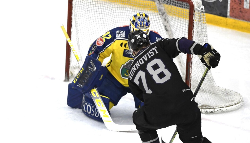 Når du ikke scorrer her vinner du heller ikke hockeykamper. Sorhamars Victor Kokman, stopper Grüners Sean-Michel Sunnqvist fra kloss hold. Når du ikke scorrer her vinner du heller ikke hockeykamper. Sorhamars Victor Kokman, stopper Grüners Sean-Michel Sunnqvist fra kloss hold.