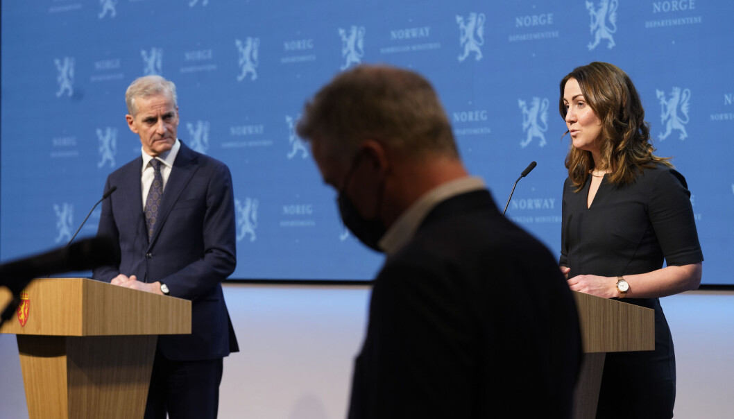 Statsminister Jonas Gahr Støre og kunnskapsministerTonje Brenna (Ap) under pressekonferansen om koronasituasjonen torsdag kveld. Foto: Terje Bendiksby / NTB Statsminister Jonas Gahr Støre og kunnskapsministerTonje Brenna (Ap) under pressekonferansen om koronasituasjonen torsdag kveld. Foto: Terje Bendiksby / NTB