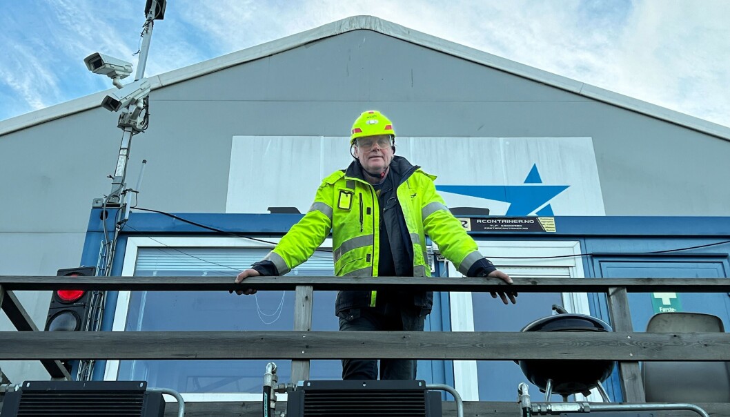 Hans Kevin leder arbeidet med snøsmeltingen på SS Terje. Hans Kevin leder arbeidet med snøsmeltingen på SS Terje.