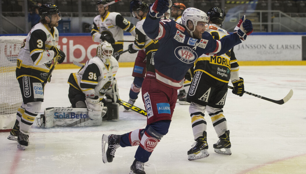 Vålerengas Filip Gunnarsson jubler under en tidligere ishockeykamp mellom Stavanger Oilers og Vålerenga. Vålerengas Filip Gunnarsson jubler under en tidligere ishockeykamp mellom Stavanger Oilers og Vålerenga.