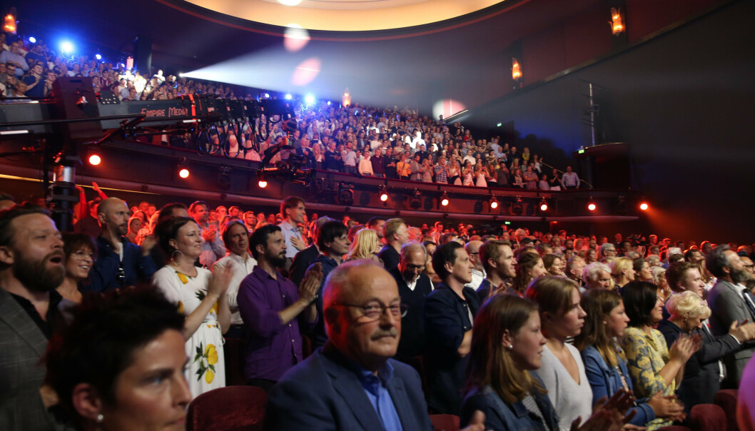 Folketeateret har plass til over 1.400 publikummere, men i dag får de bare lov til å slippe inn 200. Folketeateret har plass til over 1.400 publikummere, men i dag får de bare lov til å slippe inn 200.