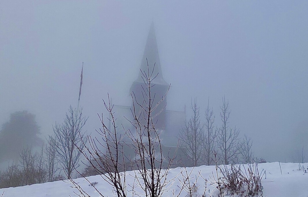 Holmenkollen kapell innhyllet i tåke. Bak der ser du bakken. Holmenkollen kapell innhyllet i tåke. Bak der ser du bakken.