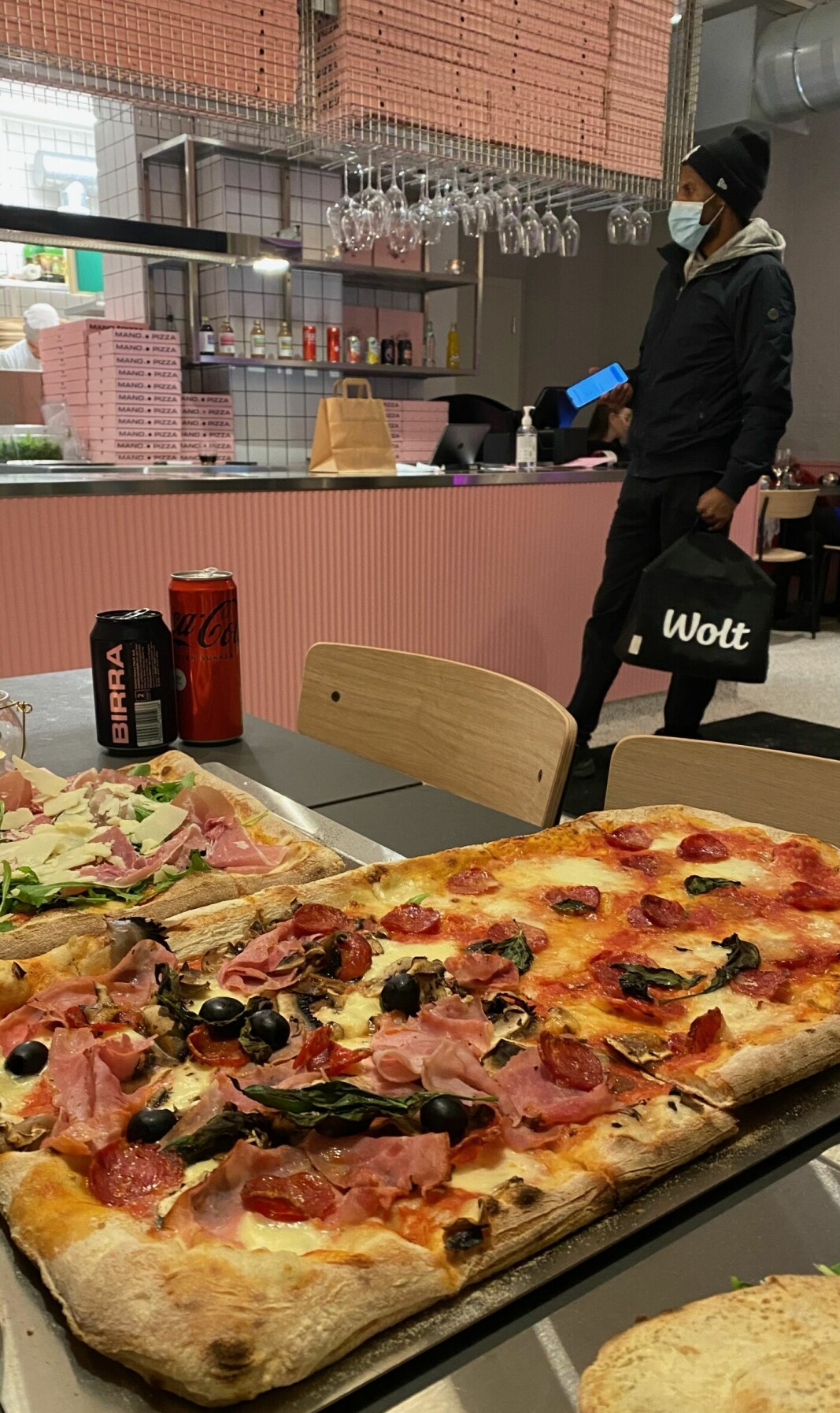 På Mano kan kundene velge mellom pizzaer med ulik lengde.
