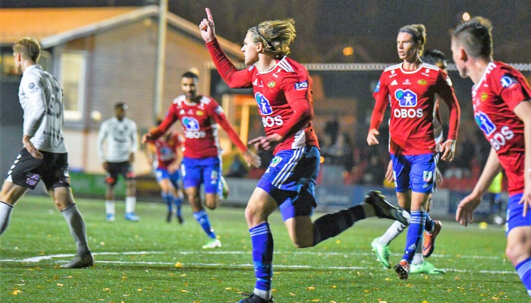 Abel Stensrud jubler etter å ha scoret på straffespark mot Odds ballklubb. Neste år trer han den hvite odd-drakta over hodet. Abel Stensrud jubler etter å ha scoret på straffespark mot Odds ballklubb. Neste år trer han den hvite odd-drakta over hodet.