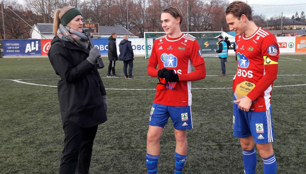 Abel Stensrud (i midten) og Fredrik Berglie (til høyre) intervjues av Skeid medias Nora Johnsen. Stensrud forsvinner fra Skeid, mens Berglie, som også var ønsket av andre klubber, blir i Skeid. Abel Stensrud (i midten) og Fredrik Berglie (til høyre) intervjues av Skeid medias Nora Johnsen. Stensrud forsvinner fra Skeid, mens Berglie, som også var ønsket av andre klubber, blir i Skeid.
