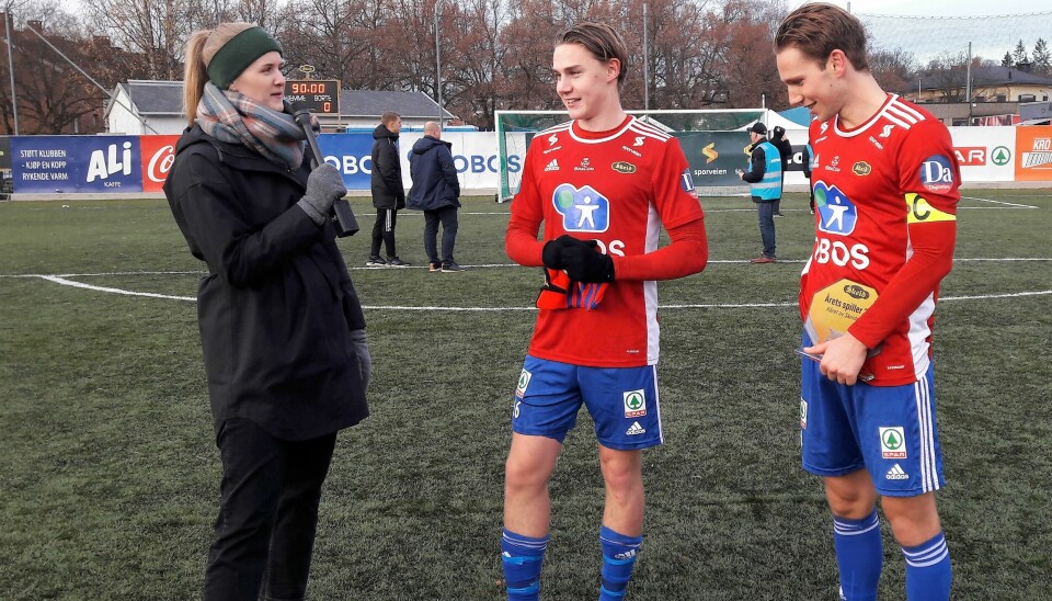 Abel Stensrud (i midten) og Fredrik Berglie (til høyre) intervjues av Skeid medias Nora Johnsen. Stensrud forsvinner fra Skeid, mens Berglie, som også var ønsket av andre klubber, blir i Skeid.