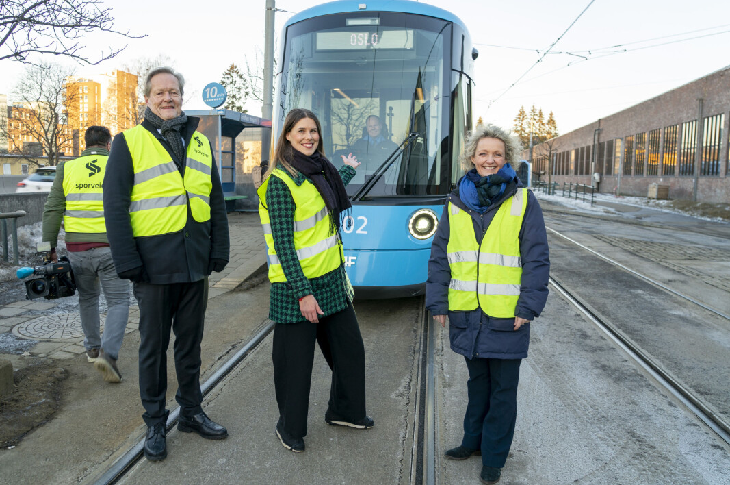 Sporveissjef Cato Hellesjø, t.v. byråd for miljø og samferdsel, Sirin Hellvin Stav og direktør i Trikken, Birte Sjule viser den nye trikken som er klar til å starte testkjøringen i vanlig trafikk. Sporveissjef Cato Hellesjø, t.v. byråd for miljø og samferdsel, Sirin Hellvin Stav og direktør i Trikken, Birte Sjule viser den nye trikken som er klar til å starte testkjøringen i vanlig trafikk.