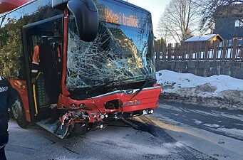 Pang sa det, da bil og buss kolliderte front mot front på Nordstrand