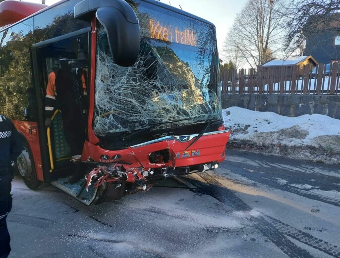 Pang sa det, da bil og buss kolliderte front mot front på Nordstrand