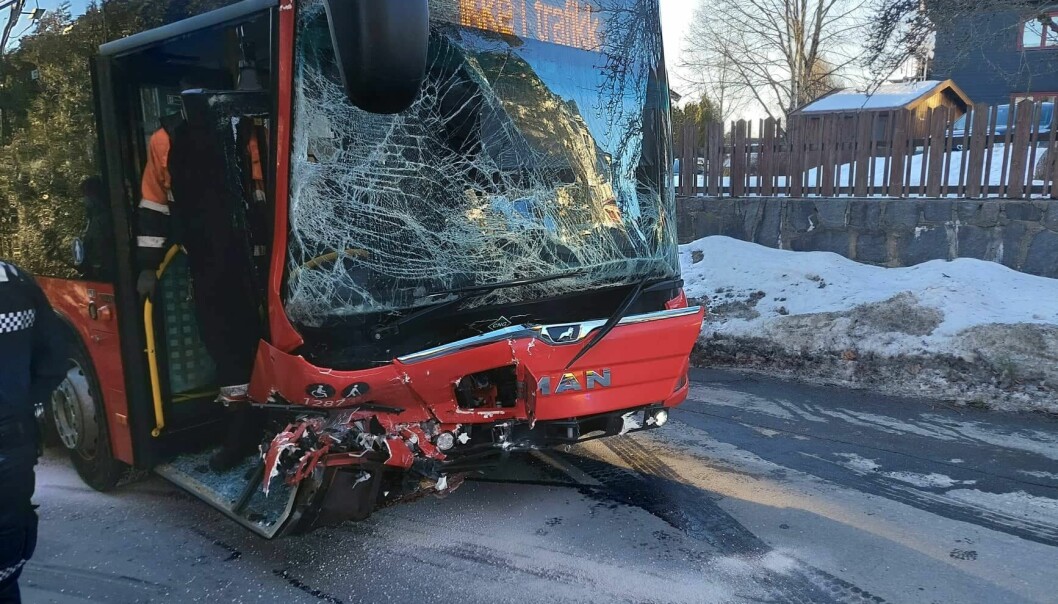 Ingen ble skadde på bussen, selv om den så rimelig most ut etter kollisjonen.