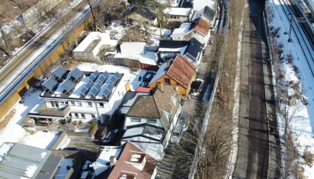 Det gule huset i raden til høyre var i kommunens eie, men er nå solgt til Bane Nor. Husene på Hylla er truet av riving dersom jernbanesporene utvides. Det gule huset i raden til høyre var i kommunens eie, men er nå solgt til Bane Nor. Husene på Hylla er truet av riving dersom jernbanesporene utvides.
