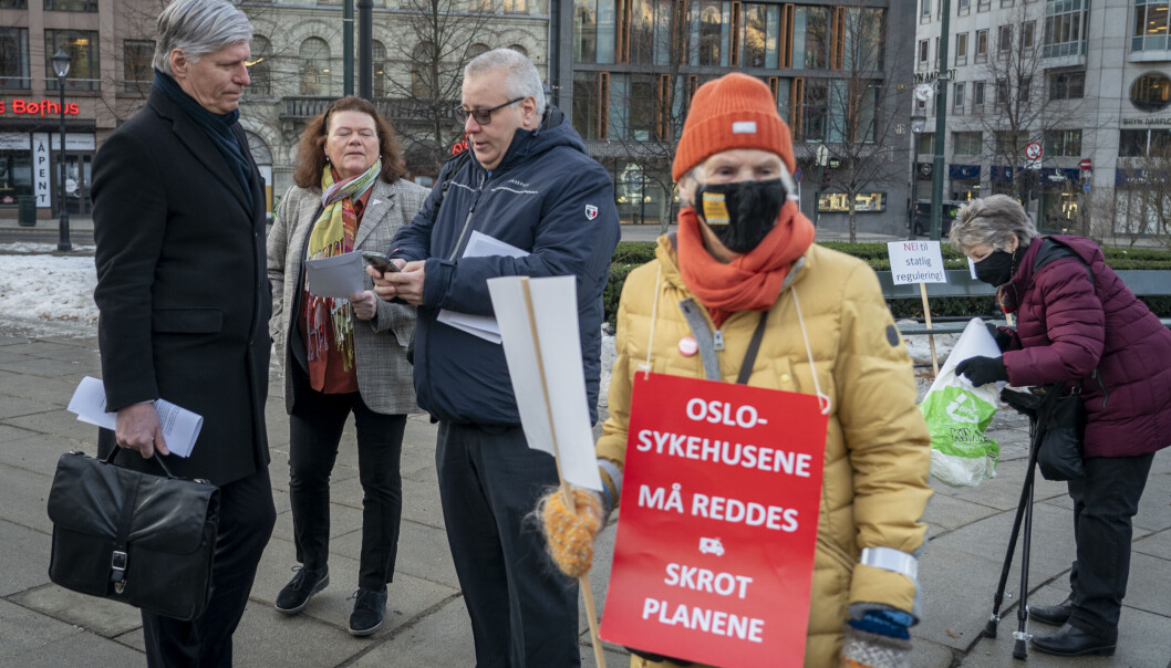 Stortingspolitikerne Ola Elvestuen (V) og Bård Hoksrud (Frp) var til stede på markeringen. Stortingspolitikerne Ola Elvestuen (V) og Bård Hoksrud (Frp) var til stede på markeringen.