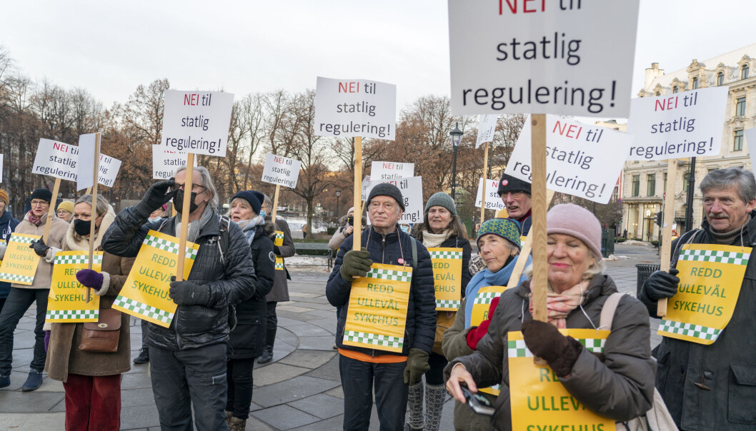 Flere hadde møtt opp utenfor Stortinget for å kreve at Ullevål sykehus bevares. Flere hadde møtt opp utenfor Stortinget for å kreve at Ullevål sykehus bevares.