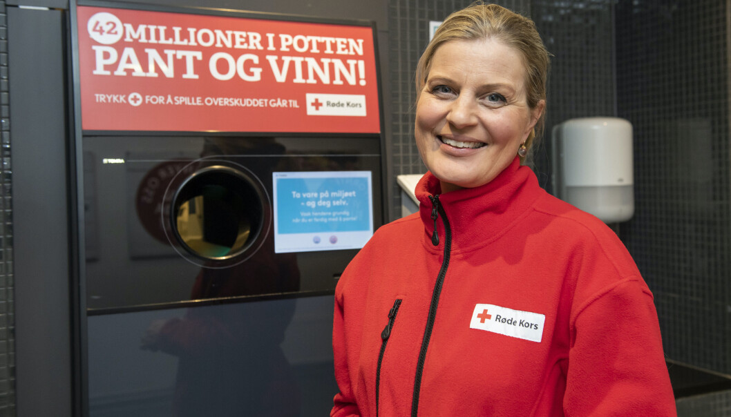— Tusen takk til alle de som støtter oss med panten sin. Hvert år bidra dette med mange millioner kroner til humanitært arbeid, sier Elin Holmedal, leder for Oslo Røde Kors. — Tusen takk til alle de som støtter oss med panten sin. Hvert år bidra dette med mange millioner kroner til humanitært arbeid, sier Elin Holmedal, leder for Oslo Røde Kors.